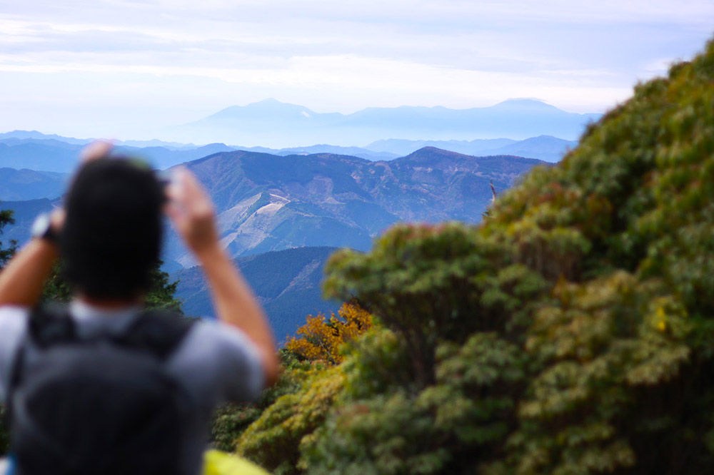市房山の登山道から眺める霧島連山