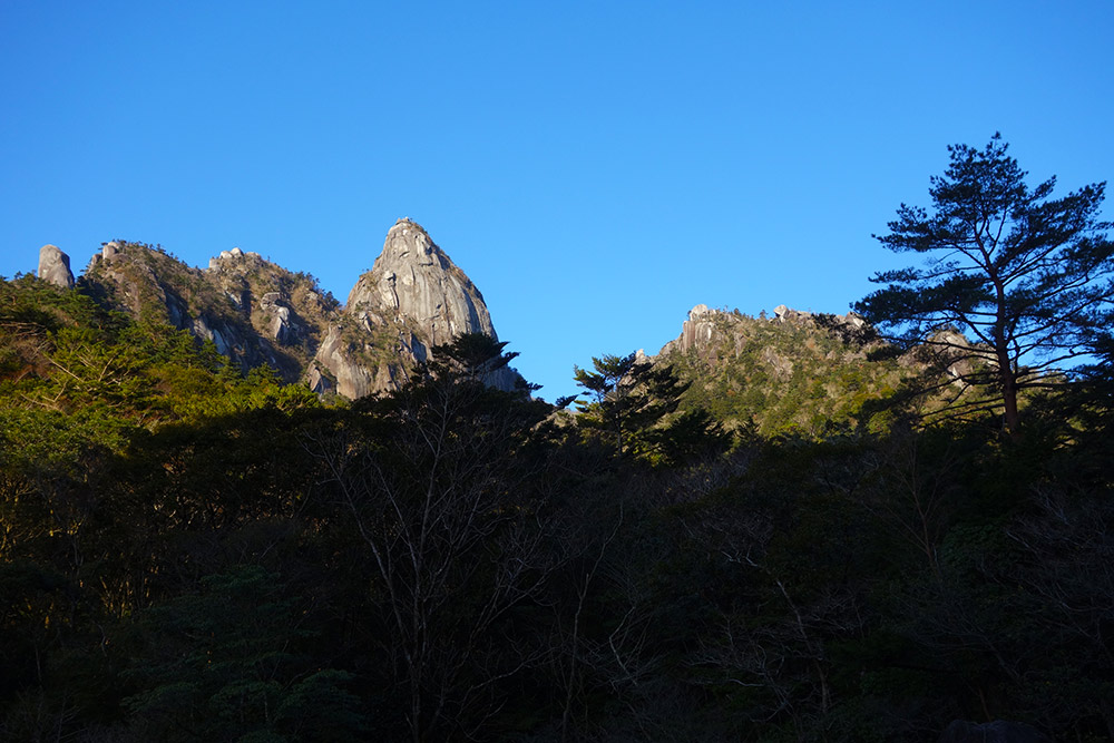 祝子川から眺める大崩山の岩群ン