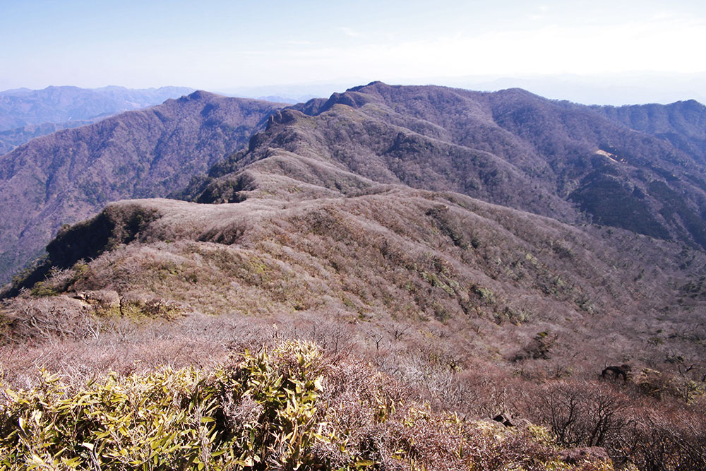祖母山頂から眺める傾山方面の展望