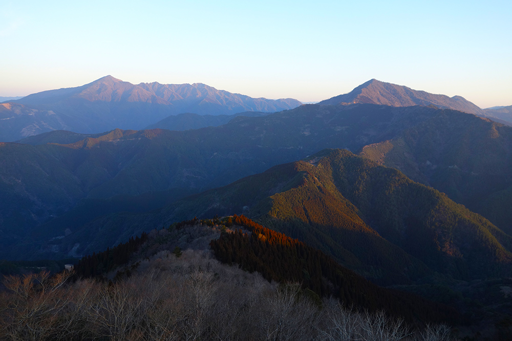 米良三山「天包山」から眺める市房山(左)と石堂山(右)