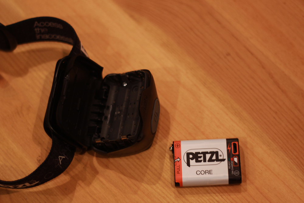 「PETZL」社のアクティックコアはバッテリも電池も使用できるので安心