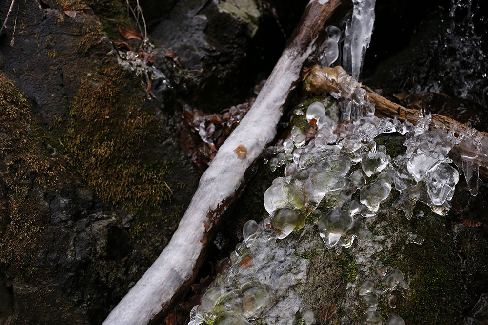 渓谷の水しぶきが凍って