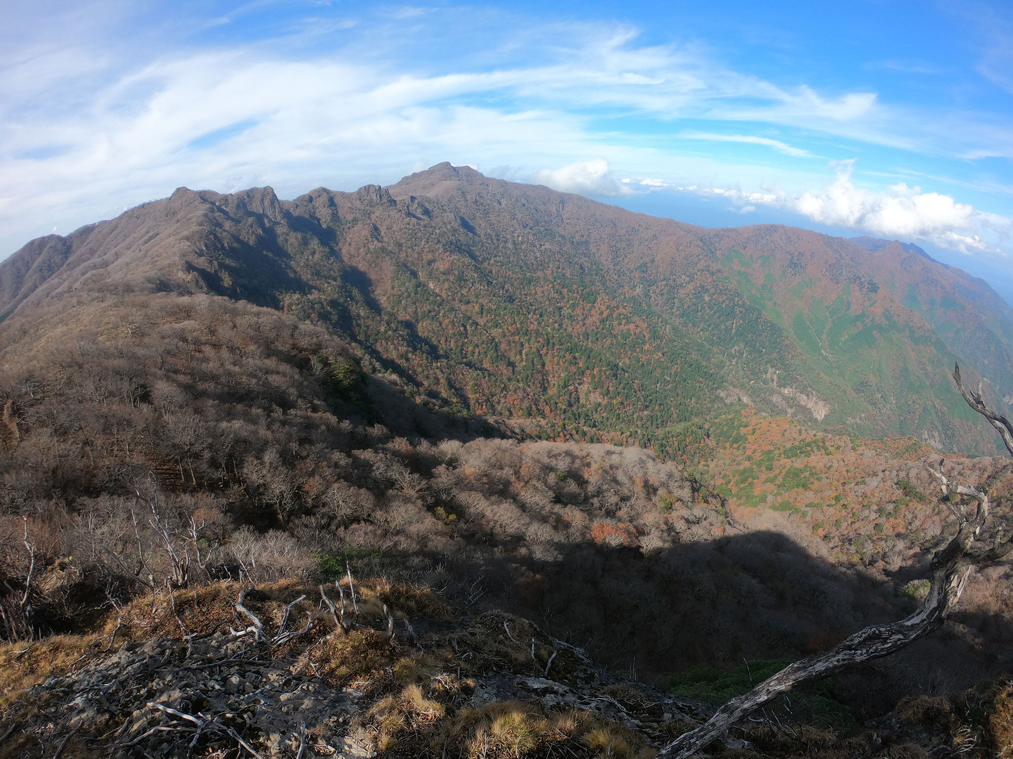 山頂手前の展望所から眺める祖母山方面