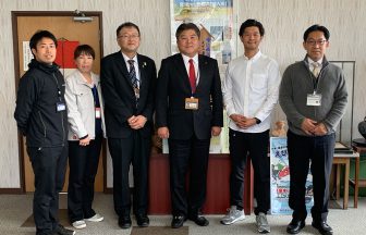 村岡市長、観光商工課の方々に産業振興機構の方と記念撮影