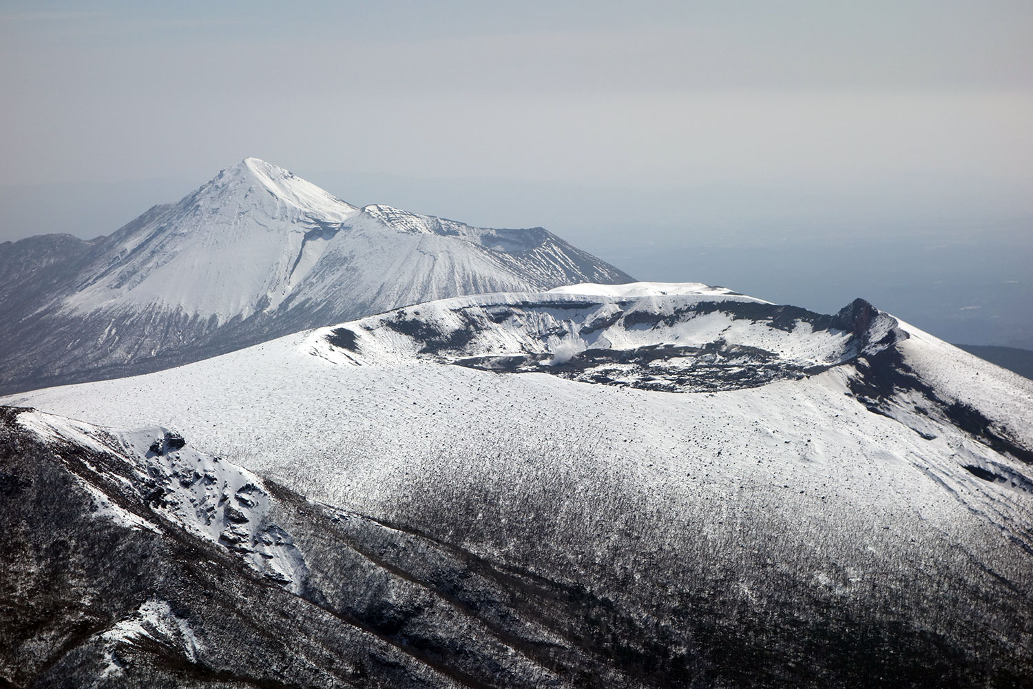 冬の高千穂峰(左)と新燃岳(右手前)
