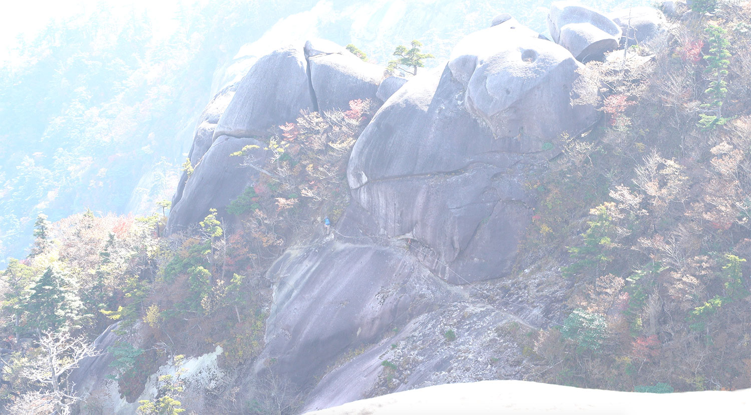 象岩のトラバースを歩く登山者