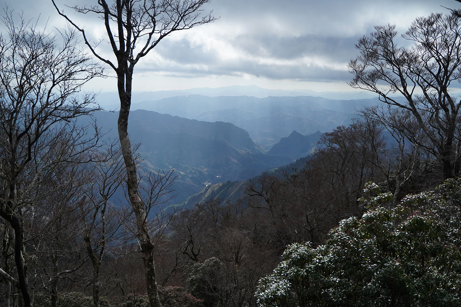 山頂から眺める比叡山と矢筈岳