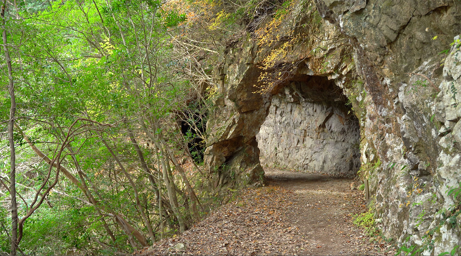 花崗岩のトンネル