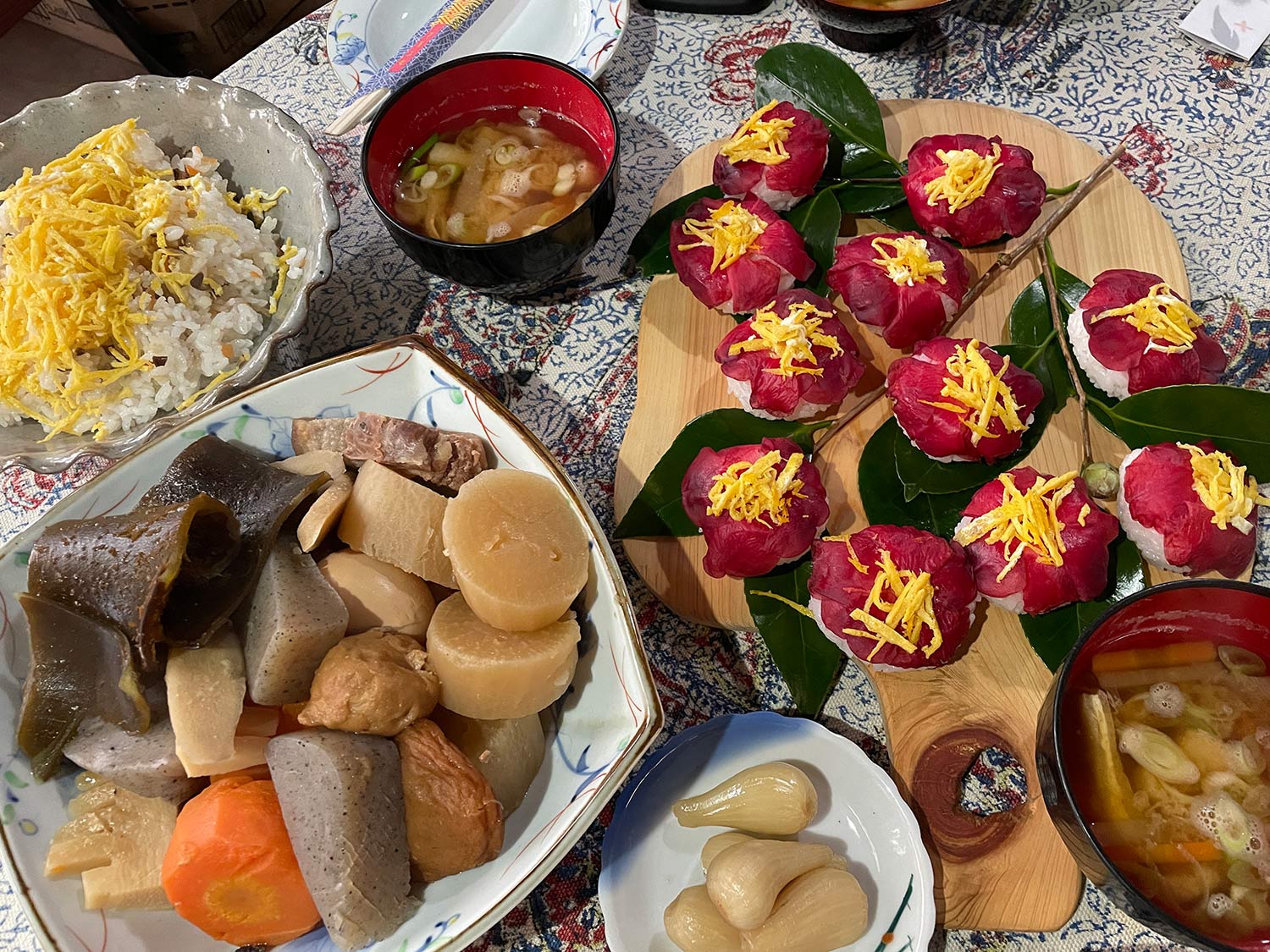 花の寿司と山間部のご飯
