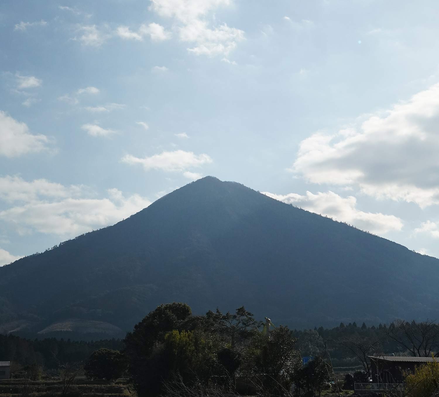 生駒富士と称される夷守岳