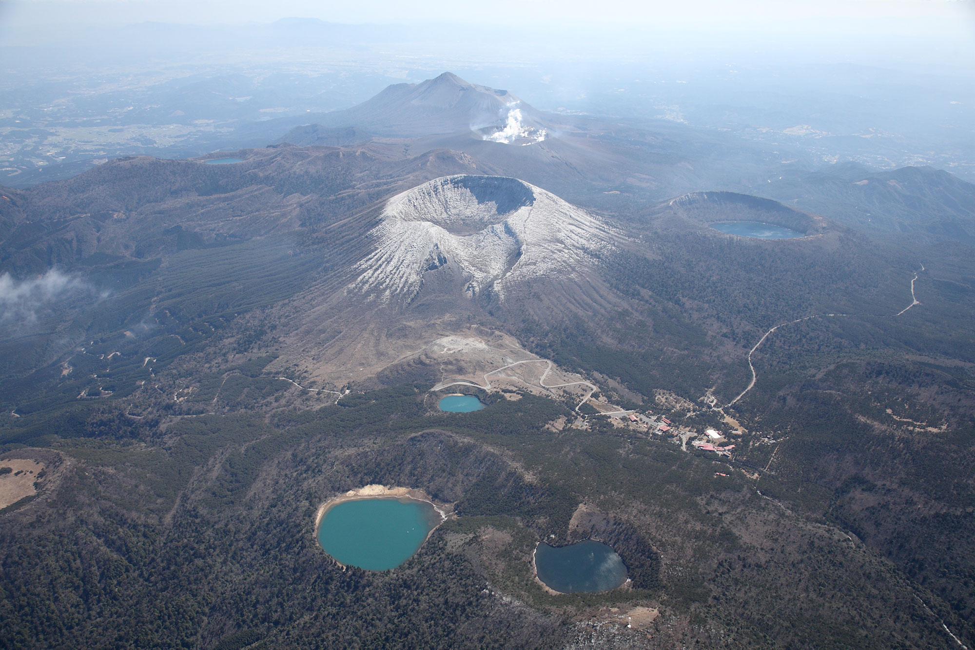 火口湖の湖面の高さは場所により異なっている　※写真は2011年頃撮影したもの(霧島ジオパーク推進連絡協議会提供)