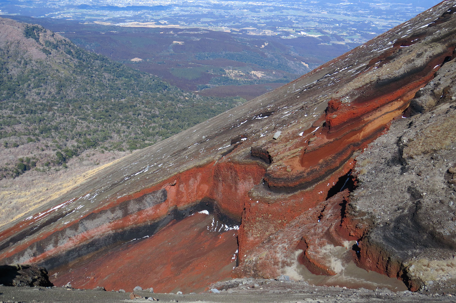 高千穂峰斜面に見られる「しましま」の地層