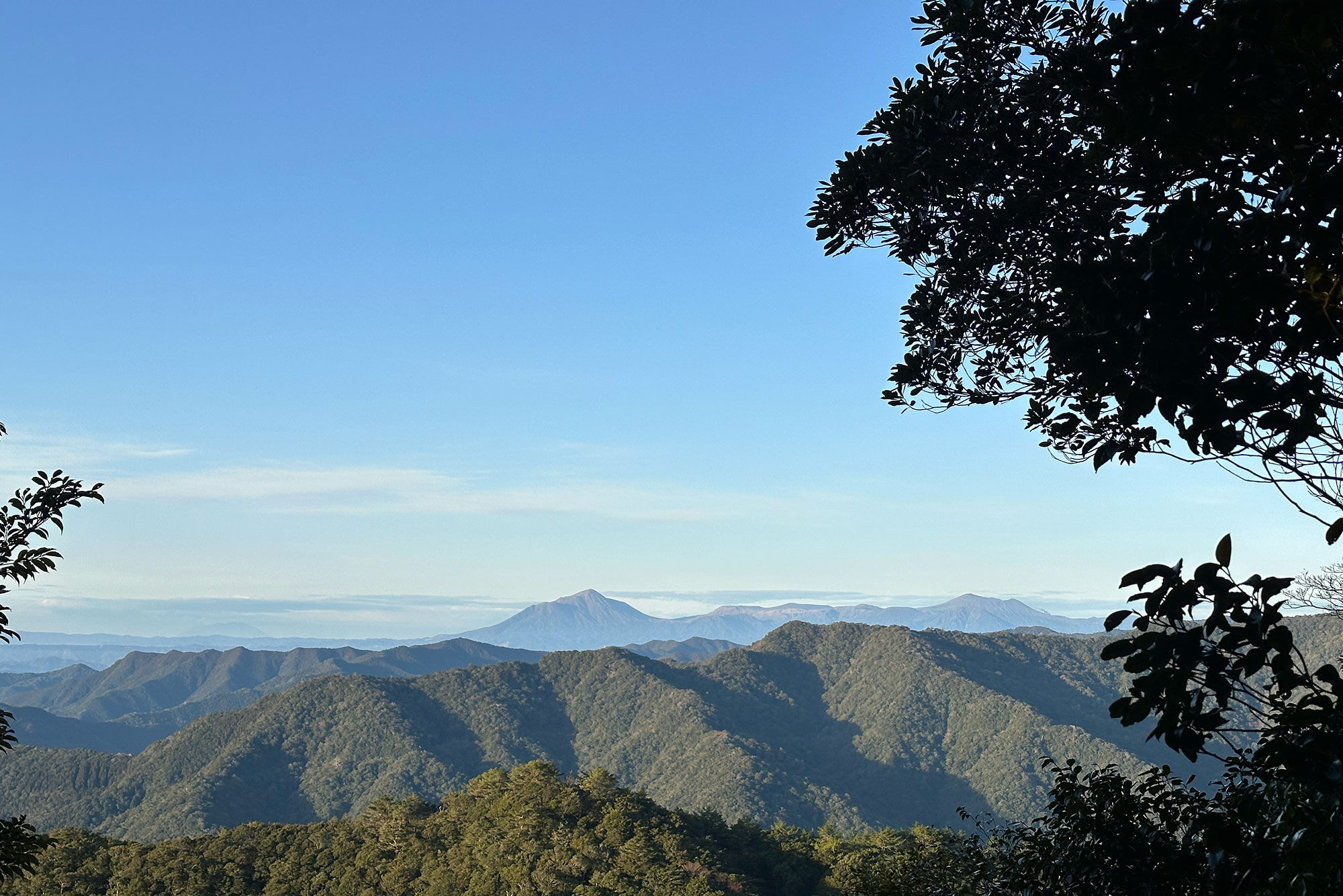 釈迦ヶ岳から眺める霧島連山と桜島