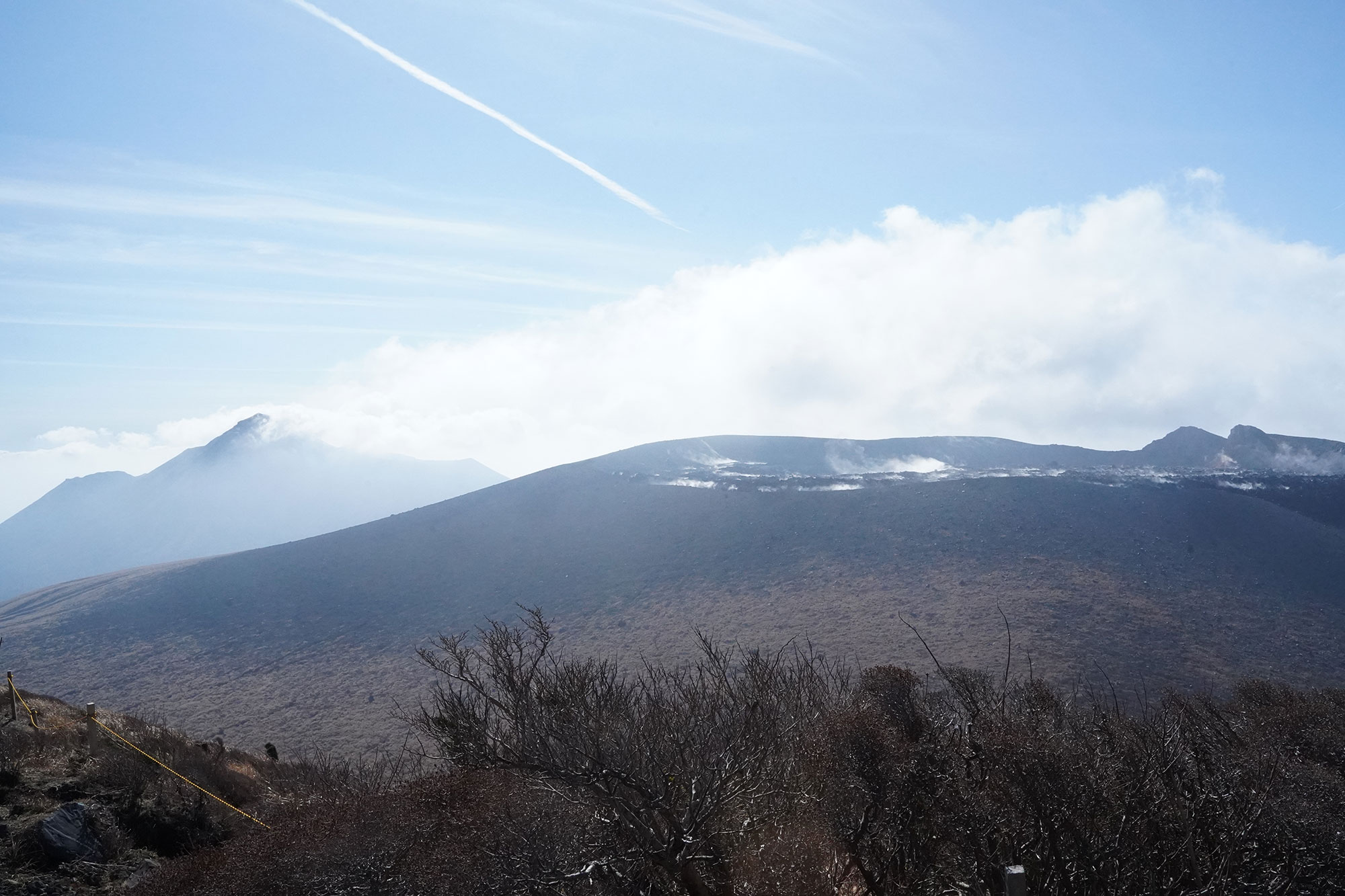 獅子戸岳から眺める、新燃岳(右)と高千穂峰(左)