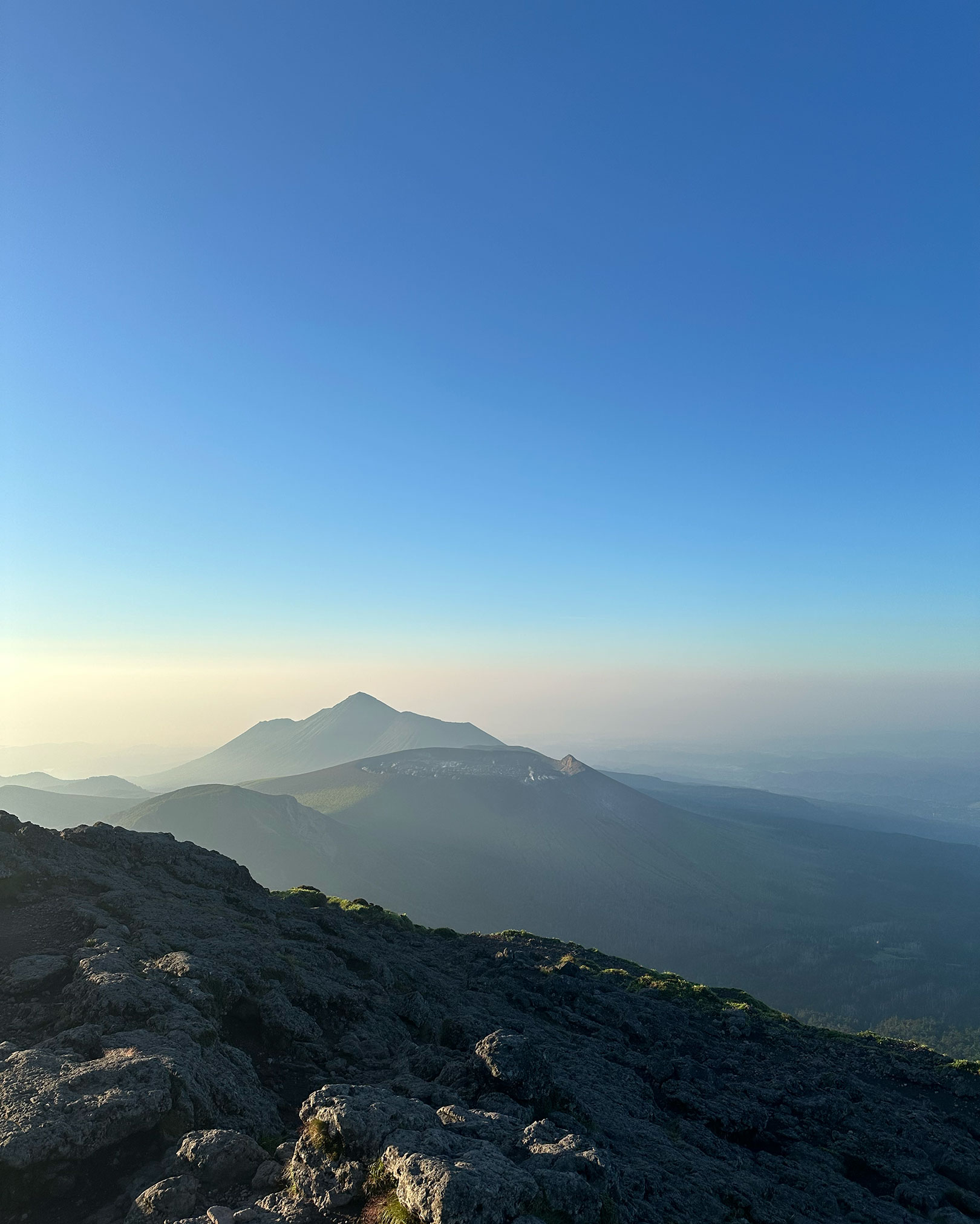 新燃岳と高千穂峰