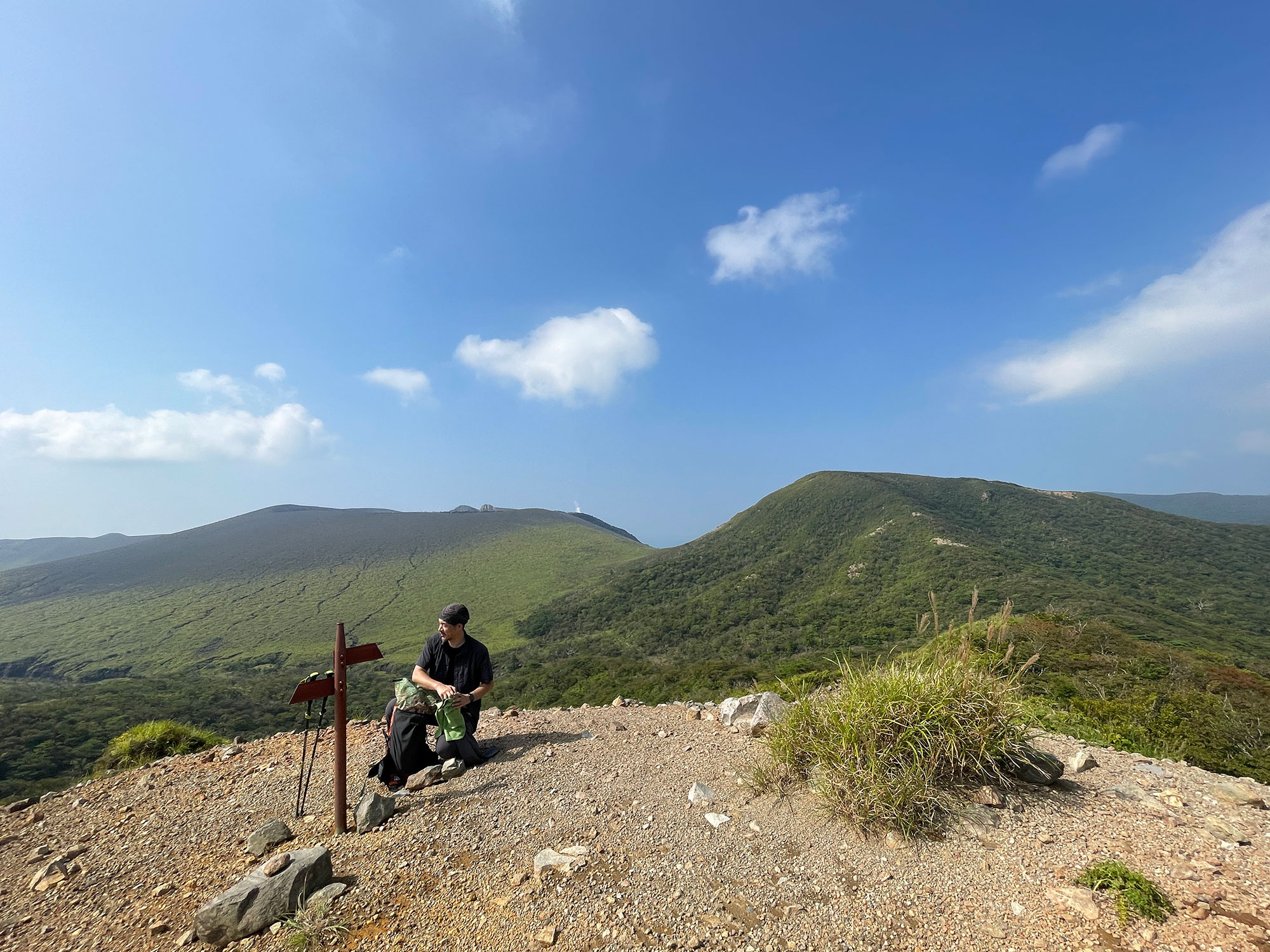 道中、獅子戸岳と新燃岳を背に