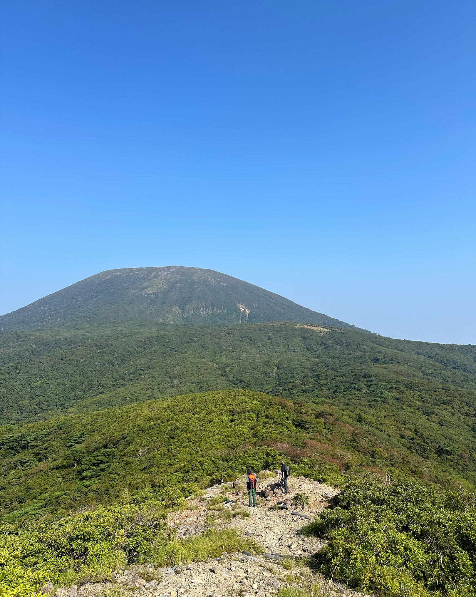 韓国岳を時折眺めながら獅子戸岳へ