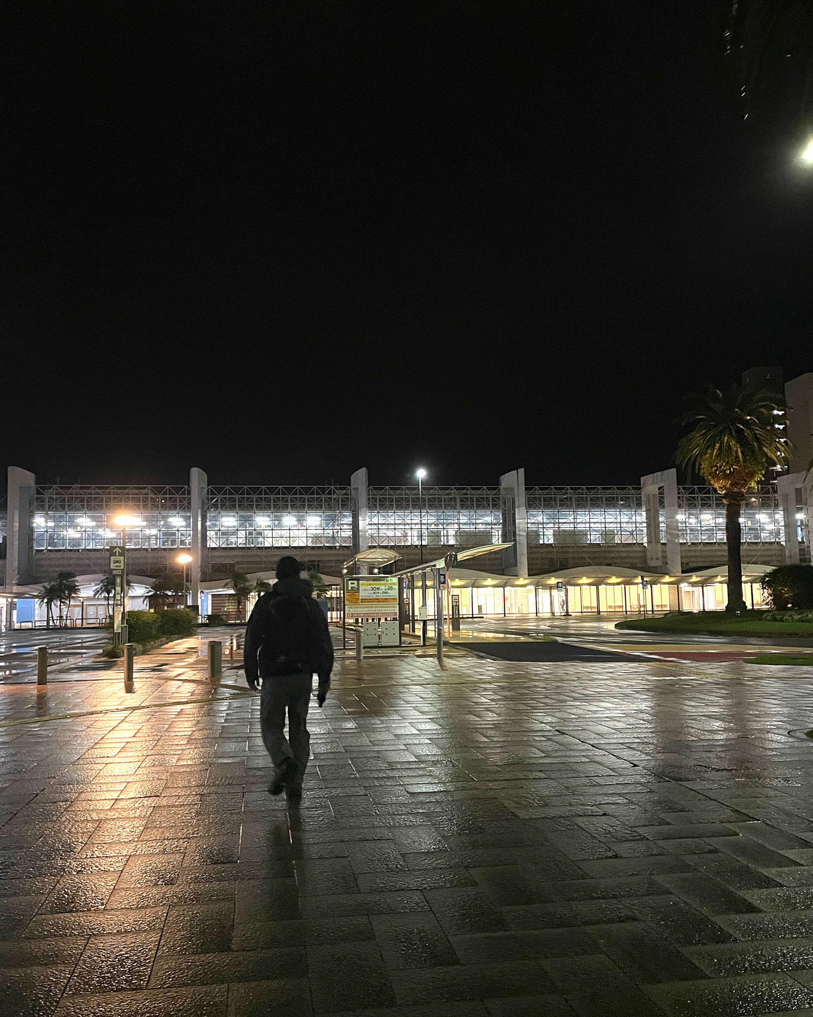 早朝の宮崎駅