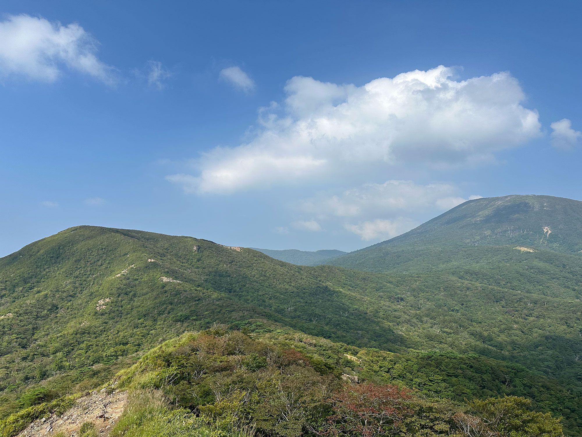 道中に眺める韓国岳(右)と獅子戸岳(左)