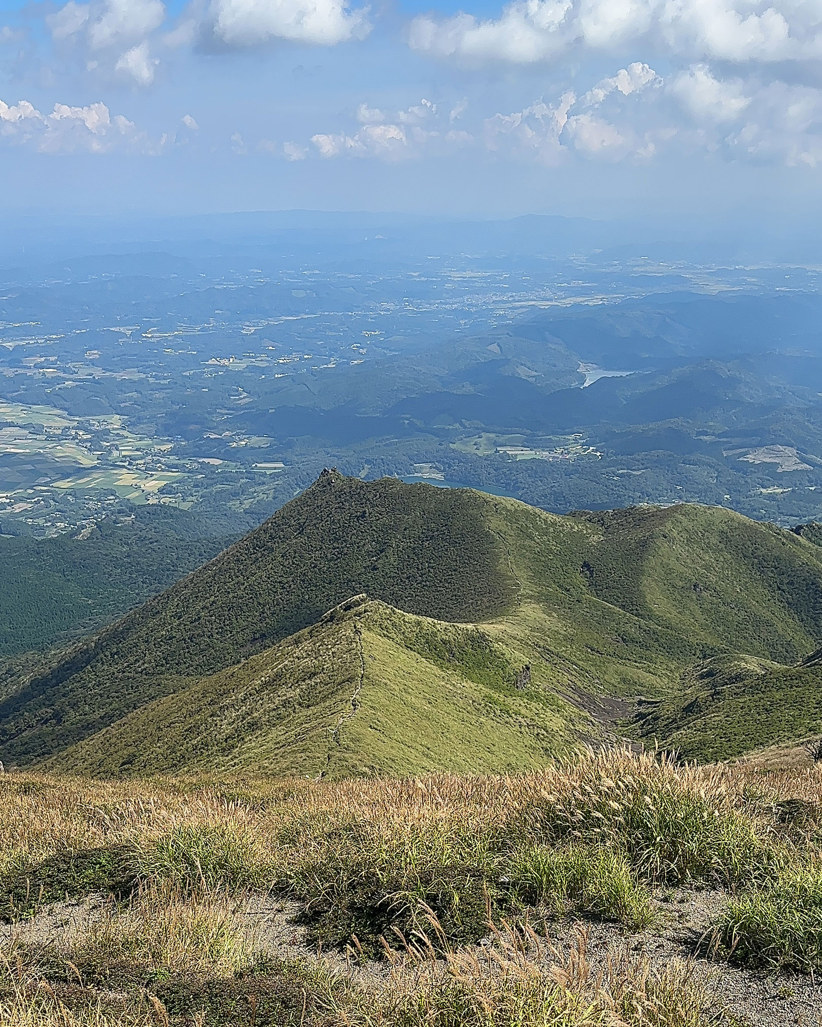 高千穂峰山頂から稜線を眺める