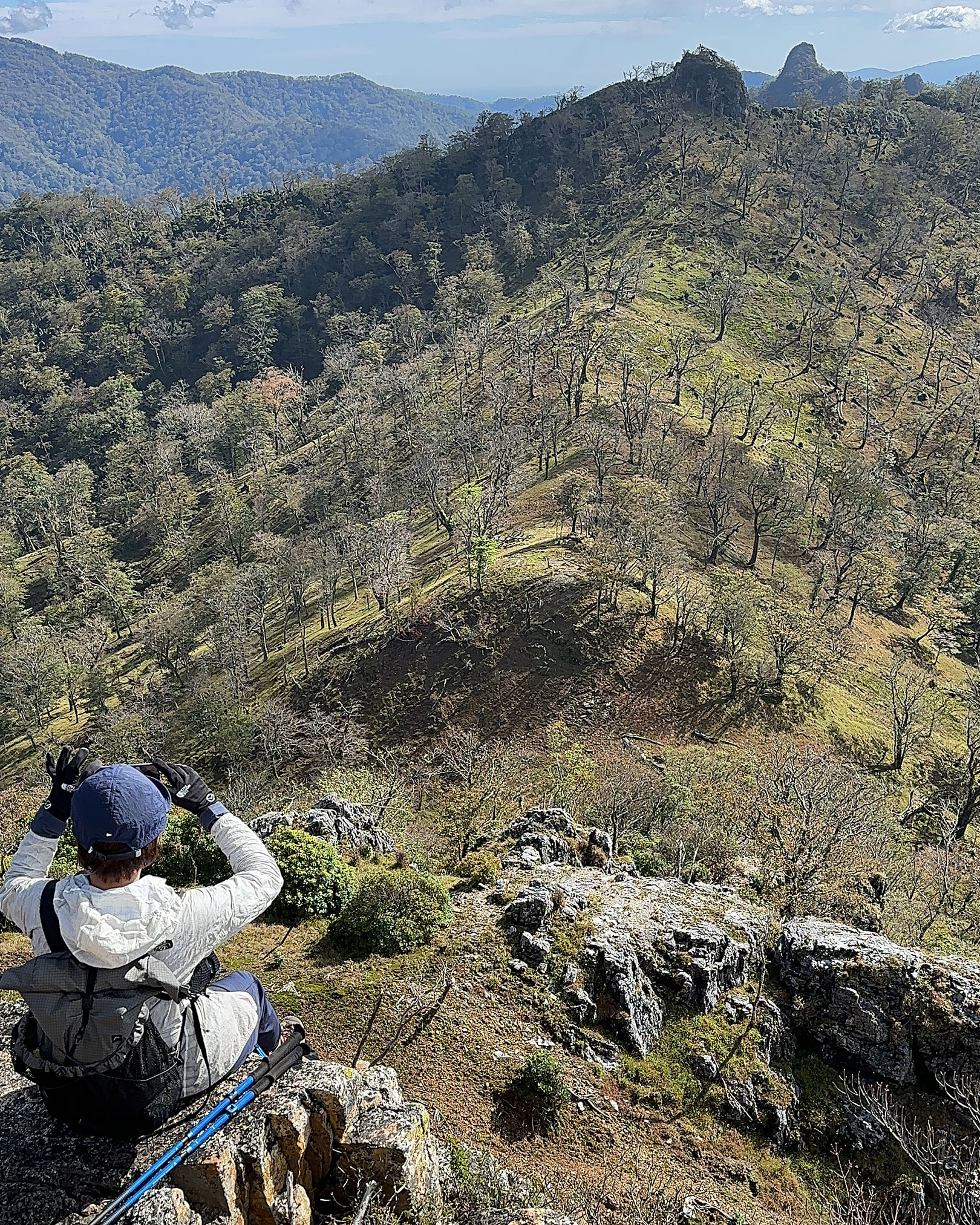 帰路に五葉岳から鹿納山と大崩山を眺める