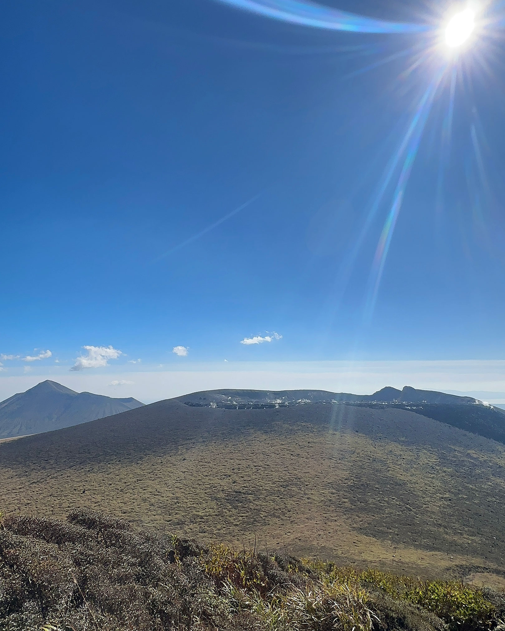 新燃岳と高千穂峰