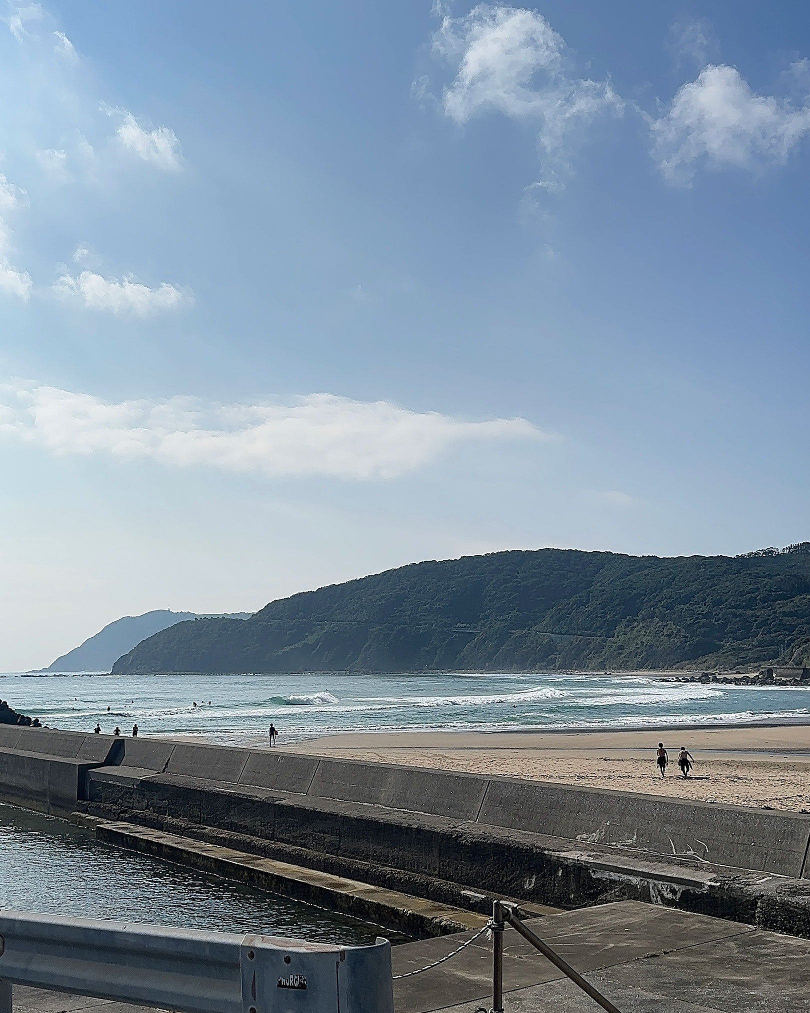 遥か奥に都井岬