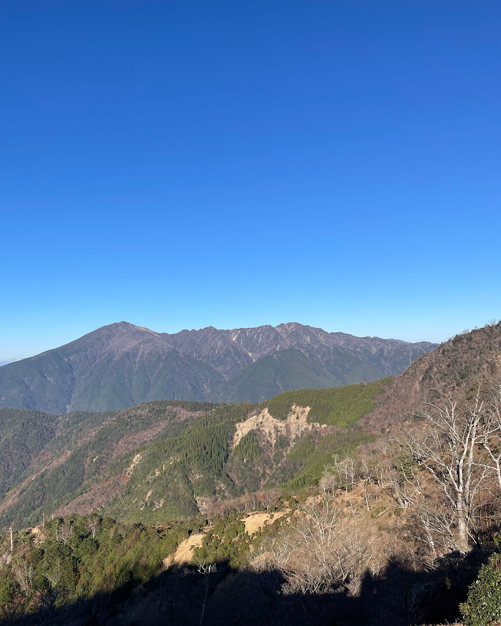 道中に眺める市房山