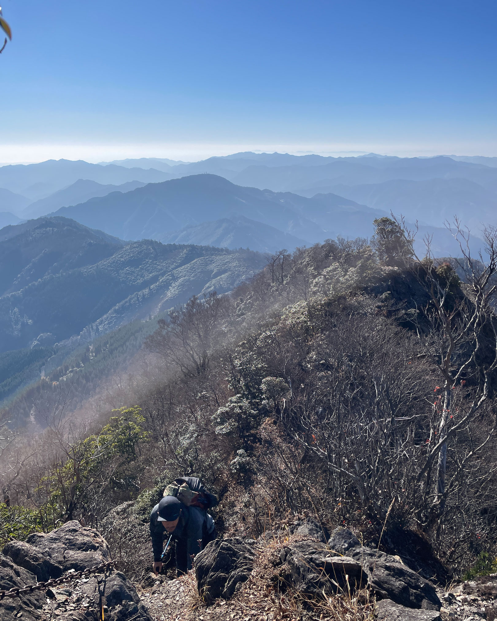 痩せ尾根とちょっとした岩場