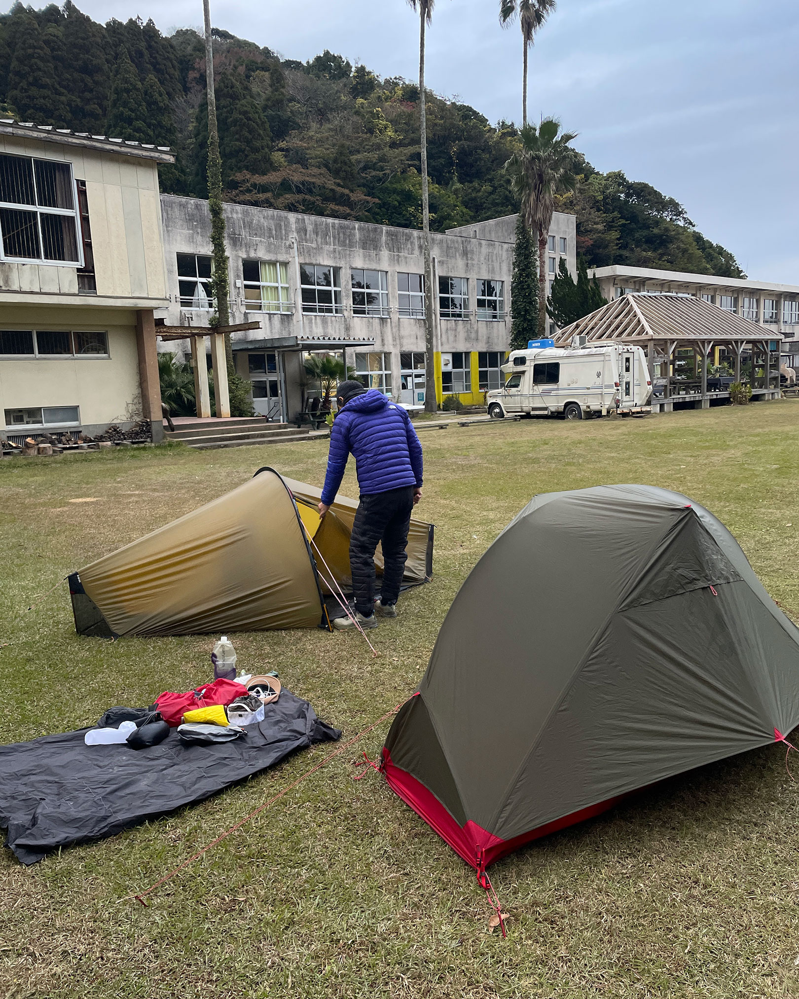 睡魔と格闘しながらテント張ってます