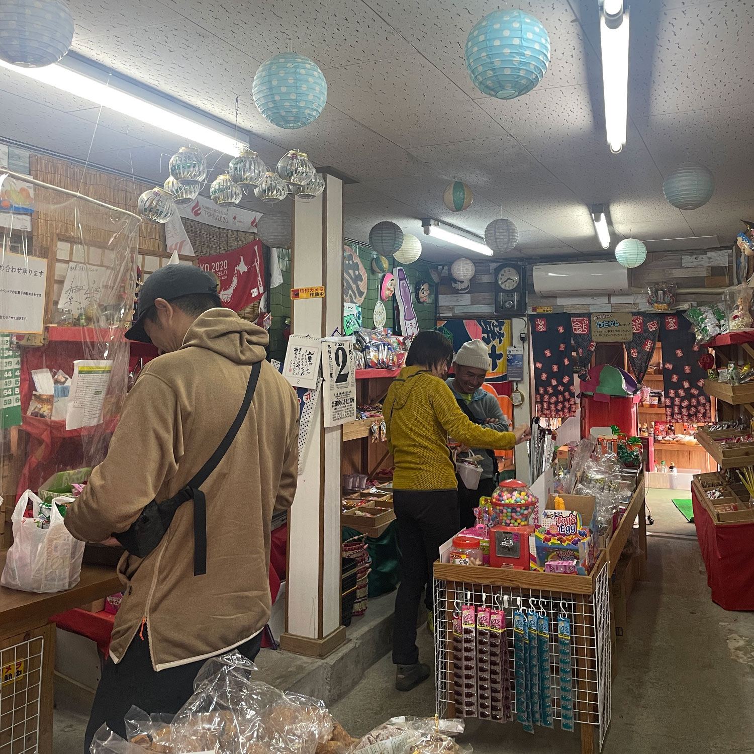 オッサン、駄菓子屋でマジの買い物中