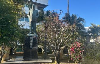 岩切章太郎さんの像(宮崎市役所前)