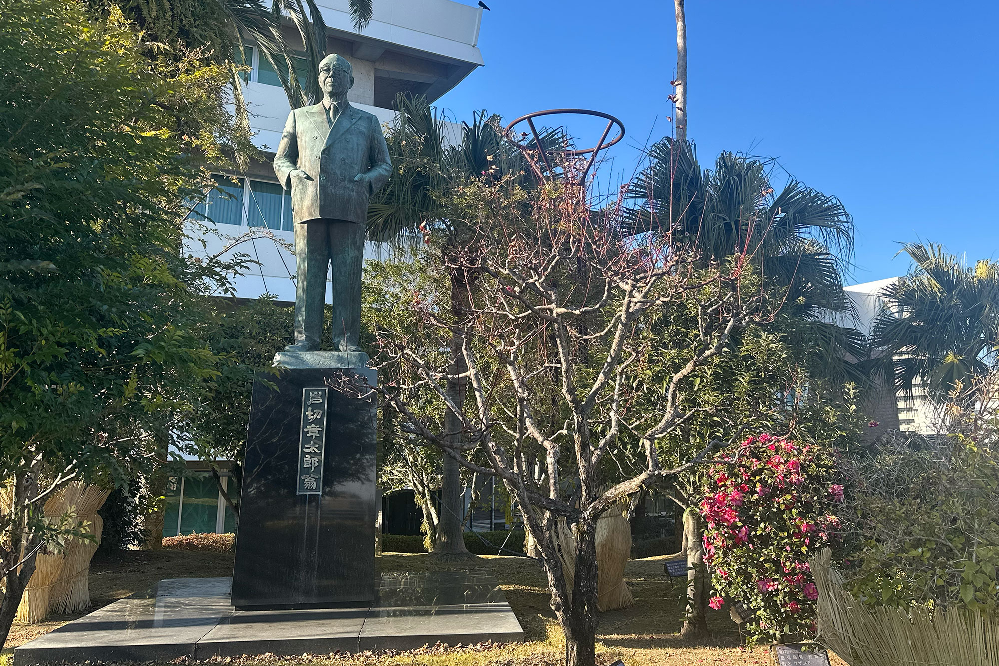 岩切章太郎さんの像(宮崎市役所前)