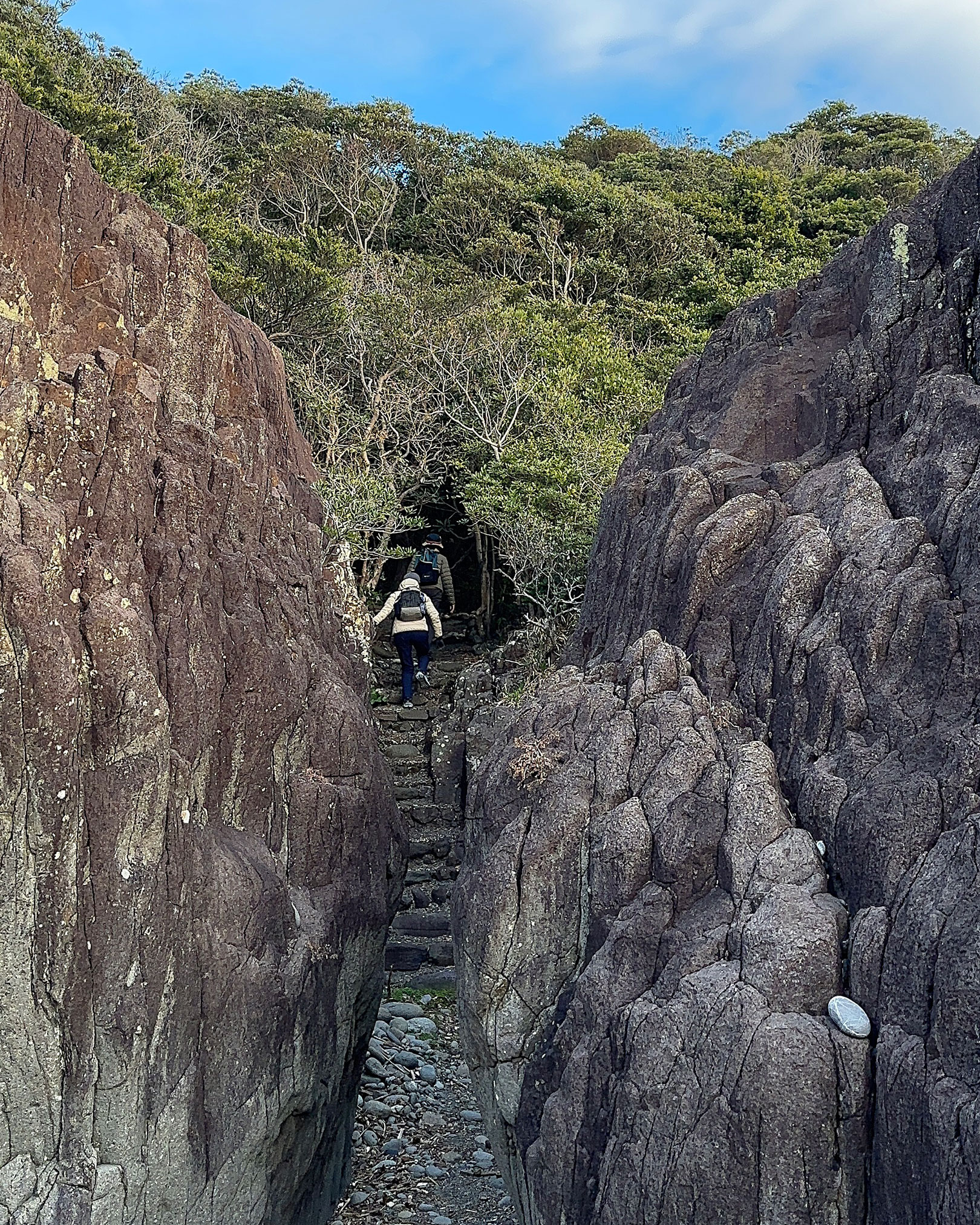 岩の間を歩いて神社へ