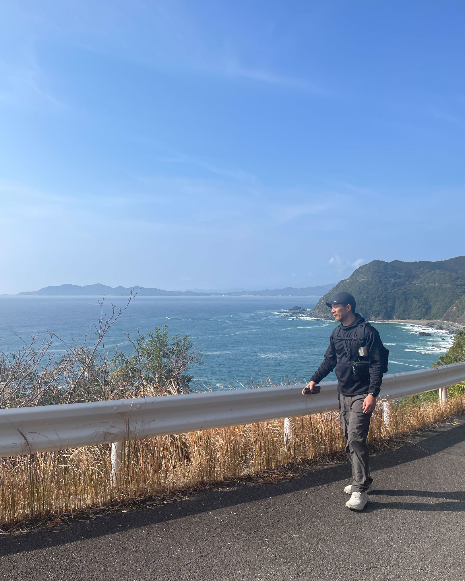 遠くに遠見半島