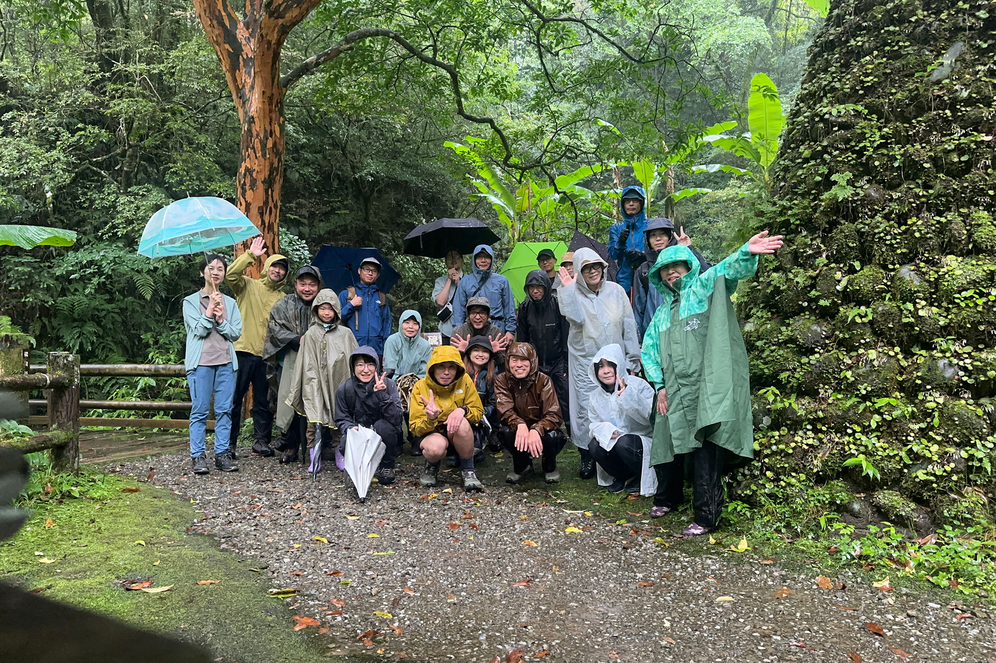 雨の中で記念撮影