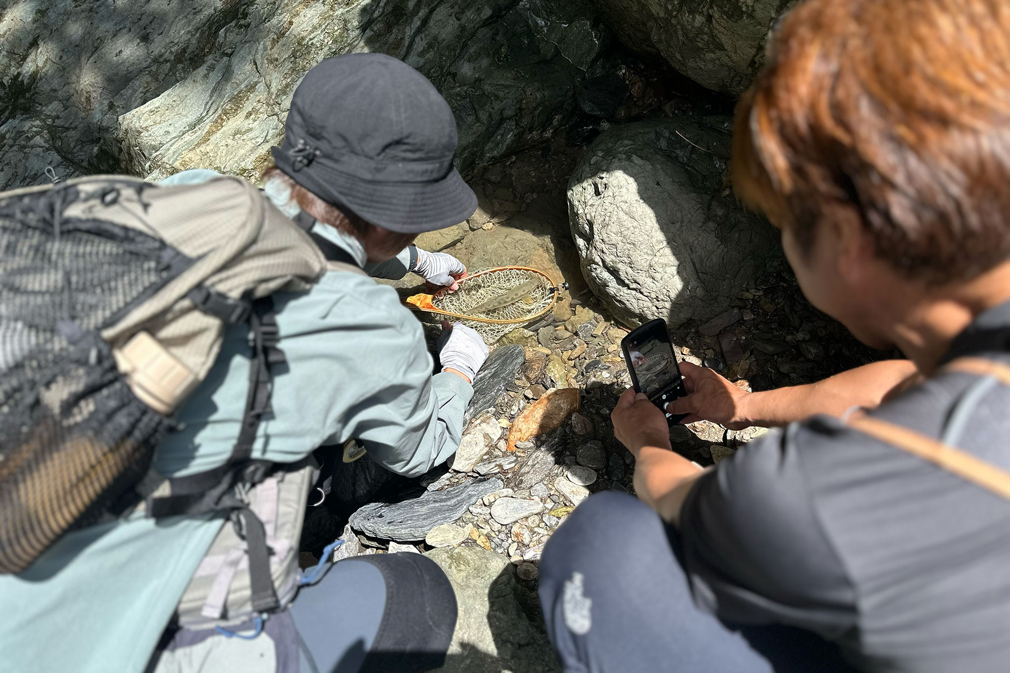 お客様を釣った山女魚を記念撮影用に準備するスタッフ