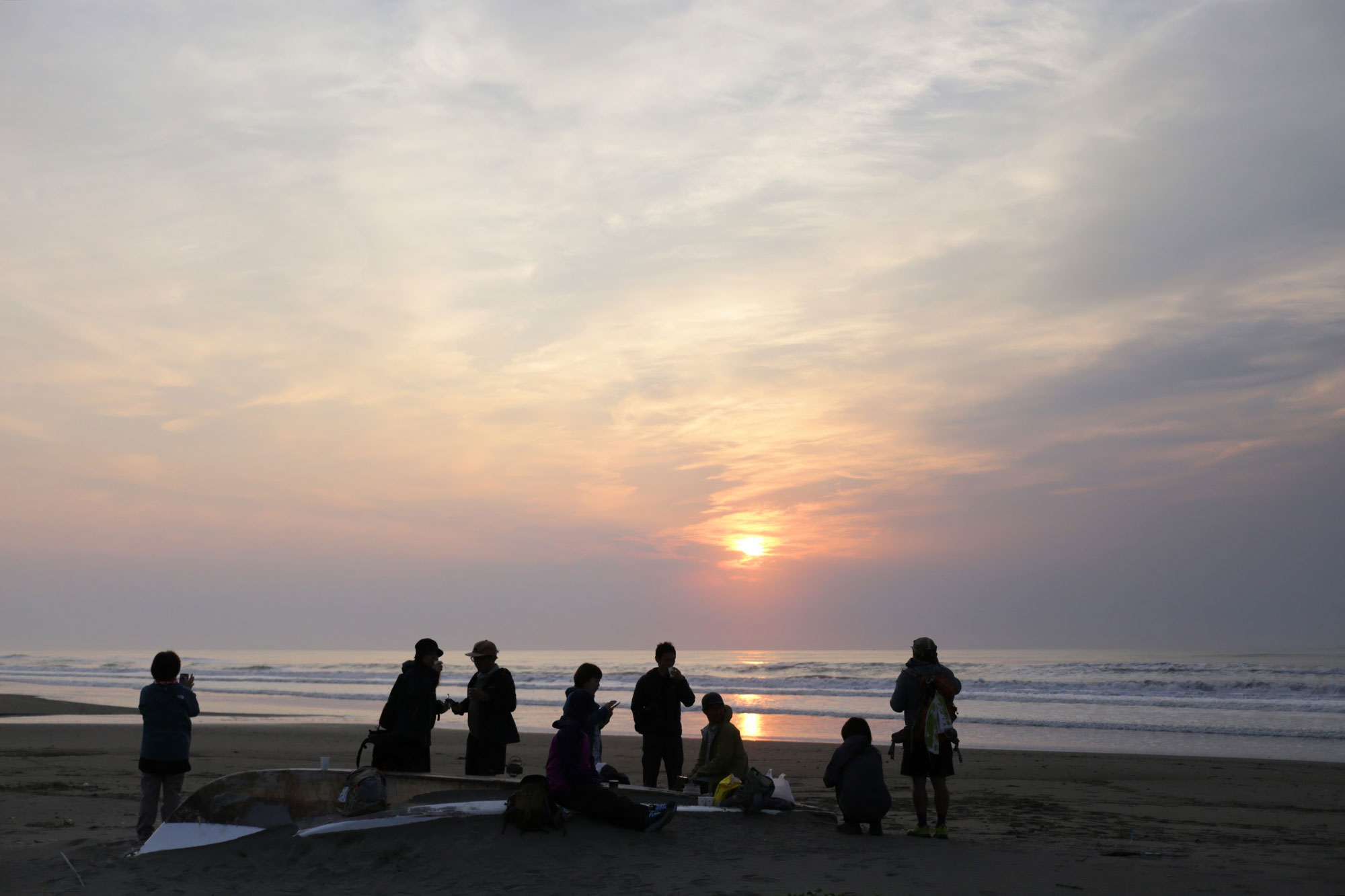 早朝の海岸にて