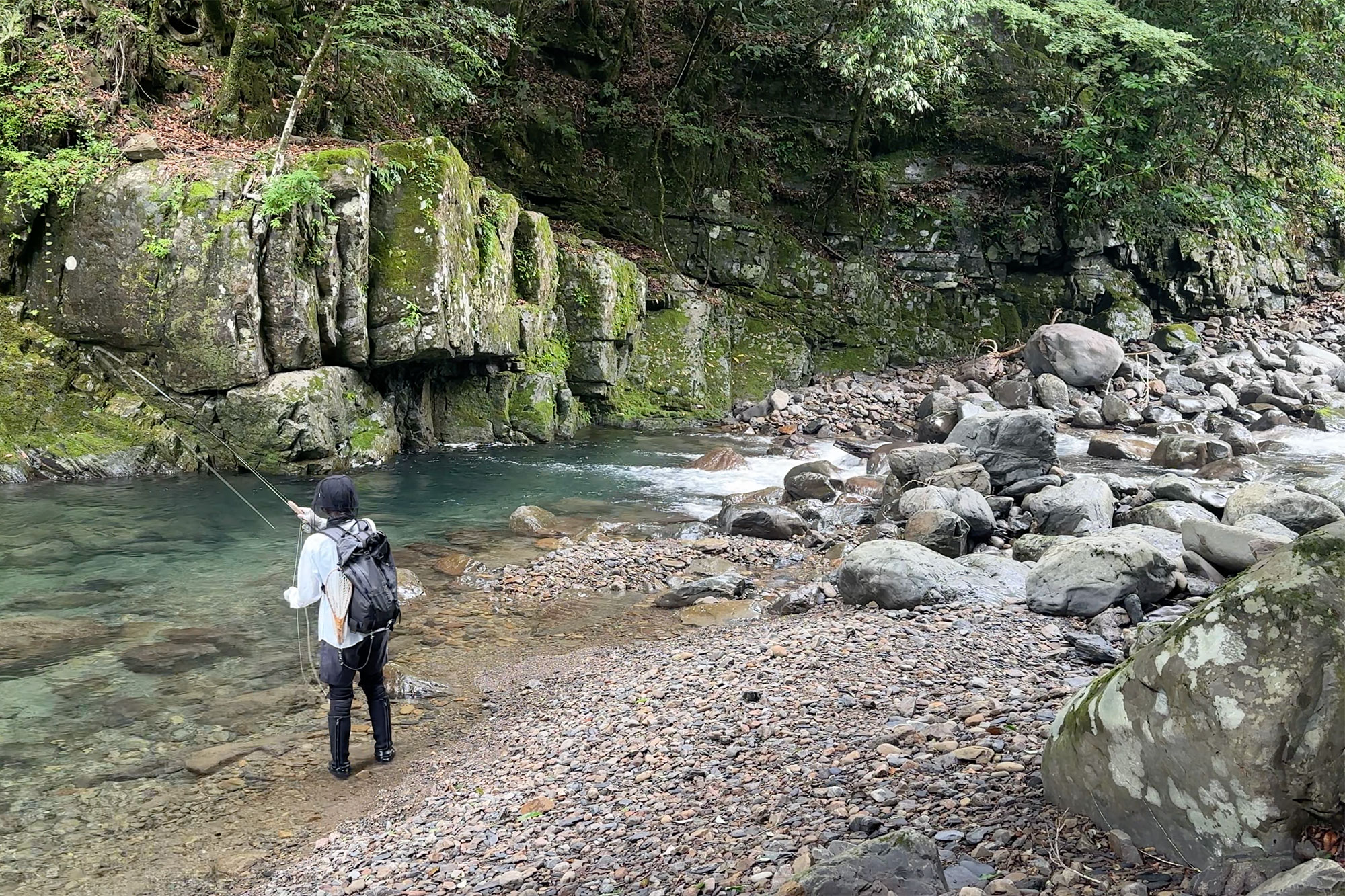良型の山女魚とやりとりするスタッフ